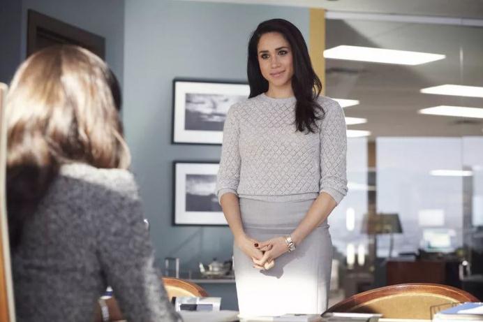 Megan often wears the stainless steel fake Cartier Tank Française W51008Q3 watch with silver-plated dials in the television series “suits”.