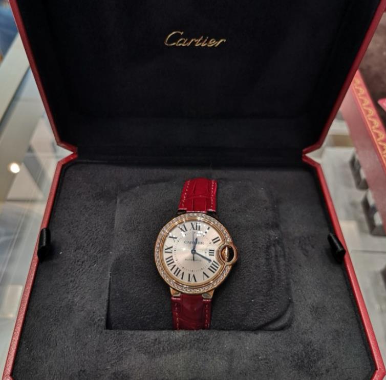 The 18k rose gold fake watches have silver-plated dials.