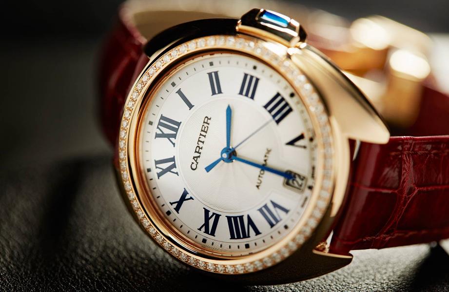 The attractive fake watches are decorated with diamonds.