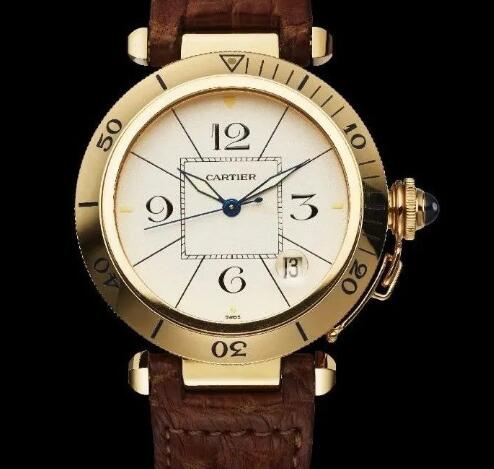 The blue hands and oversized Arabic numerals hour markers ensure the good legibility.