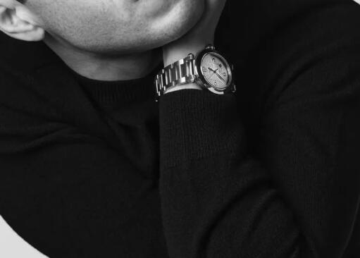 The blue hands and Arabic numerals hour markers ensure the good readability of fake Cartier.